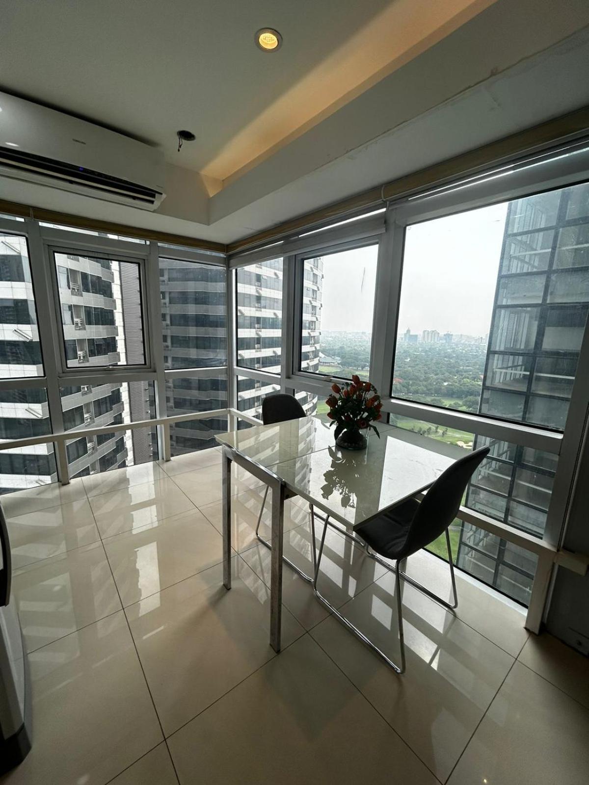 Oasis Regency @ Fort Victoria Bgc Taguig Exterior foto